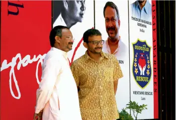  ?? — AP ?? Two of the Ramon Magsaysay awardees for this year, Bezwada Wilson ( left) and Thodur Madabusi Krishna, both from India, pose by the tarpaulin poster following a press conference in Manila, Philippine­s, on Saturday. The Ramon Magsaysay Awards, Asia’s...