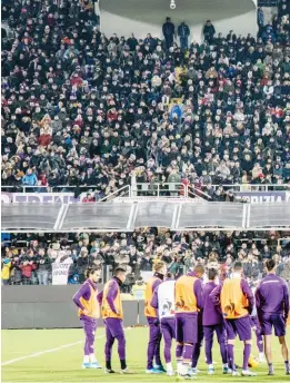  ?? SESTINI ?? La Fiorentina al Franchi riceve l’abbraccio della tifoseria