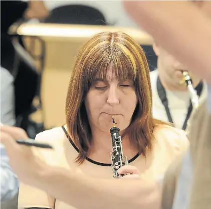  ?? JUAN MANUEL FOGLIA ?? Vocación. Cecilia toca el oboe. Cuenta que desde chica se interesó por la música.