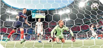  ??  ?? En su afán de cortar un buen centro, Mats Hummels mandó el balón al fondo de su marco.