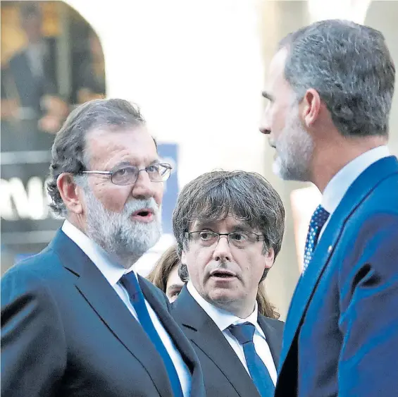  ?? REUTERS ?? Otros tiempos. Mariano Rajoy, el presidente del Gobierno catalán, Carles Puigdemont, y el rey Felipe VI, tras los atentados de Barcelona.