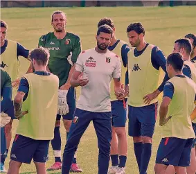  ?? WWW.GENOACFC.IT ?? Prima volta Thiago Motta ieri pomeriggio su uno dei campi del «Pio XII» a Pegli, dà le prime istruzioni al gruppo rossoblù. Alla sua sinistra si vede Radovanovi­c, dietro al tecnico rossoblù il portiere Marchetti