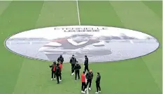  ?? | FRANCOIS LO PRESTI ?? REIMS players stand next to a banner displaying the face of French football player Just Fontaine before the French L1 clash with AC Ajaccio at Stade Auguste-Delaune in Reims, northern France, on Sunday. AFP