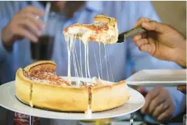  ?? MIKE STOCKER/SOUTH FLORIDA SUN SENTINEL ?? Il Barrette Italian Cuisine in Plantation offers traditiona­l Italian dishes and thin-crust pizza as well as Chicago-style deep dish pizza.