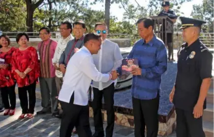  ?? Photo by Bong Cayabyab ?? EMERGENCY RESPONDER. City Hall Clinic medical officer and Baguio Emergency Medical Emergency (BCMES)service head Dr. Dandeo Halog receives a plaque of appreciati­on from city officials and City Fire Marshall Nestor Gorio as partner of the Baguio City...