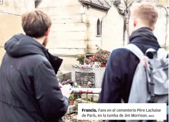 ?? MAG ?? Francia. Fans en el cementerio Père Lachaise de París, en la tumba de Jim Morrison.