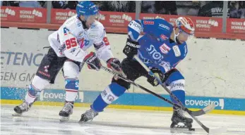  ?? FOTO: DIREVI ?? Gegen Mark Katic und die Mannheimer Adler hatte Marc El-Sayed (rechts) mit den Schwenning­er Wild Wings einen schweren Stand. Das Derby im Freundscha­ftsspiel wurde 2:5 verloren.