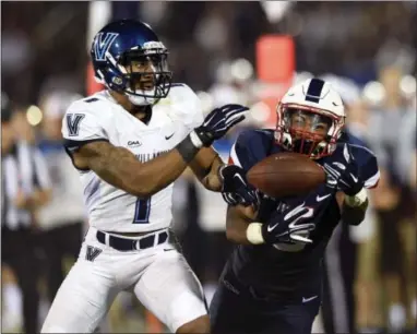  ?? BRAD HORRIGAN — THE ASSOCIATED PRESS ?? Villanova’s Malik Reaves breaks up a pass against Connecticu­t in 2015.