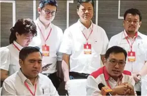  ?? JONI PIC BY MELVIN ?? Transport Minister Anthony Loke (seated, left) and Sarawak DAP chairman Chong Chieng Jen (seated, right) at the 18th Sarawak DAP State Ordinary Convention in Kuching yesterday.