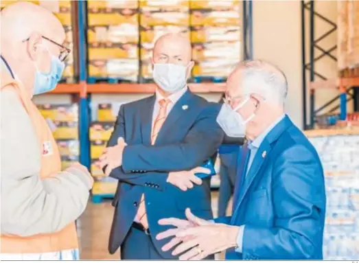  ?? D. A. ?? El alcalde, Gabriel Amat, en una reciente visita al Banco de Alimentos de Roquetas de Mar.