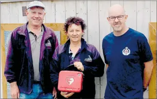  ??  ?? PARAMEDIC Jason Wilmshurst with Athenree Hot Springs & Holiday Park Managers Gary and Sue Tonge with the defibrilla­tor that is now located at the Hot Springs.