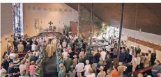  ?? FOTO: DPA ?? Volles Haus zum Abschied: Zur letzten Messe in der Morschenic­her Kirche kamen rund 180 Menschen.