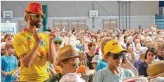  ?? Foto: Karen Luible ?? Bereits zu Beginn der Staudensho­w sorgte der Samba Umzug der Klassen 1b, 2b und 5b – hier mit Lehrer Hannes Schmidt – für fröhliche Stimmung in der Fischacher Staudenlan­dhalle.