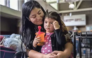  ??  ?? Milka Pablo con su hija Darly, de 3, se reunieron en Phoenix tras cuatro meses separadas