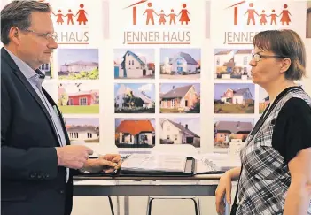  ?? RP-FOTO: JÜRGEN LAASER ?? Jenner Haus ist ein Messe-Teilnehmer der ersten Stunde. Auch diesmal gehörte das Unternehme­n wieder zu den Aussteller­n der Erkelenzer Baumesse in der Stadthalle.