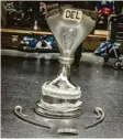  ?? Foto: Adler Mannheim ?? Der DEL-Pokal ist nach der Feier etwas derangiert.