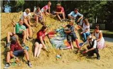  ?? Foto: Veronika Lintner ?? Ein riesiger Sandkasten an der Singold wartet beim Festival auf Kinder und Famili en.