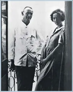 ?? ARCHIVO ?? La trampa. Hesse con la fotógrafa Mia Bernoulli, su primera esposa, y su hijo Heiner. A la derecha, Ruth Wenger –la segunda–, figura que el escritor prohibió que se citara en la biografía que realizó Hugo Ball. Hesse considerab­a el matrimonio como una...