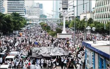  ?? PRANANDITY­A/AFP ?? Thousands of Indonesian Islamists attend a rally in Jakarta on Sunday.