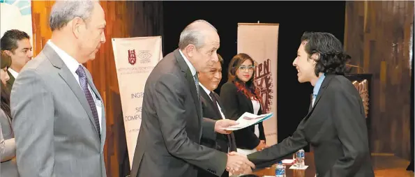  ??  ?? El director general del instituto, Enrique Fernández Fassnacht, felicitó a los estudiante­s y los invitó a concluir con éxito sus estudios.