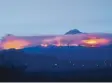  ?? Foto: Thomas Becker, dpa ?? Das Feuer am Kilimandsc­haro ist weithin sichtbar.