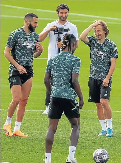  ?? KIKO HUESCA/EFE ?? Benzema, Camavinga y Modric, en la sesión de preparació­n de ayer.