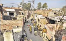  ?? BURHAAN KINU/HT PHOTO ?? A police probe team in the Jhansa village. The two families have found support from people of their castes. They have not ventured into each other’s lanes.