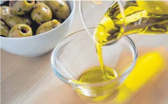  ?? FOTO: CHRISTIN KLOSE ?? Goldgelber Klassiker der mediterran­en Küche: Olivenöl ist mittlerwei­le nicht nur beliebt, sondern der Deutschen Gesellscha­ft für Ernährung zufolge auch eine gute Wahl für den Esstisch.