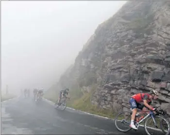  ??  ?? NIEBLA. El pelotón disputó una etapa con unas condicione­s bastante adversas.