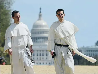  ?? OLIVIER DOULIERY / AFP ?? Monjes dominicano­s de la iglesia de San Domingo de Washington paseando ayer por el Mall