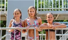  ?? Fotos: Louisa Müller (2) und Brigitte Bunk ?? Lena Schuster, Lena Fischer und Ayleen Schütz (von links) sind Stammgäste im Wer tinger Freibad. Die vielen Besucher, die durch die Hitze zum Schwimmen verführt wurden, störten sie manchmal.