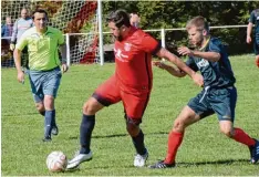  ?? Archivfoto: Reinhold Radloff ?? Stürmer Numan Bilgin (am Ball) geht seit dieser Saison für den FSV Großaiting­en auf Torejagd.