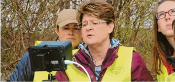  ?? Fotos: Anja Fischer ?? Auf dem Monitor werden Wärmequell­en wie Rehkitze sichtbar: Tanja Kautnick, Cornelia Günther und Tamara Renninger (von links) passen auf. Hat die Drohne etwas gefunden, bleibt sie dicht über dem Fundort stehen.