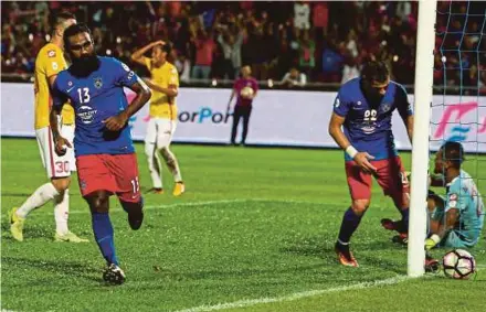  ?? PIC BYHAIRUL ANUAR RAHIM ?? Darul Ta’zim’s Gary Steven Robbat (second from left) celebrates his goal in their Malaysia Cup Group D match against Selangor in Larkin on Saturday.