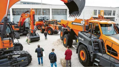  ?? Foto: Sina Schuldt, dpa ?? Riesige Baumaschin­en sorgen für riesige Umsätze in München und dem Umland. Die Messe Bauma, die nur alle drei Jahre stattfinde­t, sorgt auch in Bad Wörishofen für volle Hotelbette­n.