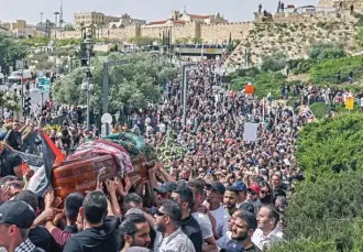  ?? ?? Palestinia­n mourners carry the casket of slain Al Jazeera journalist Shireen Abu Akleh from a church toward the cemetery in Jerusalem