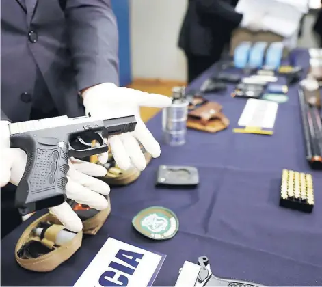  ??  ?? ► Las armas adquiridas por la banda eran introducid­as al mercado ilegal.