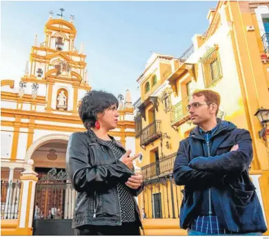  ?? EFE ?? La líder de Anticapita­listas, Teresa Rodríguez, conversa con el coordinado­r general de IU Andalucía, Toni Valero, en Sevilla.