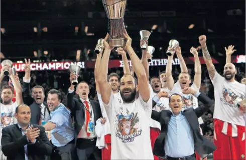  ??  ?? DOS TÍTULOS SEGUIDOS. Spanoulis levanta el trofeo de la Euroliga en 2013 tras vencer en la final al Madrid. En 2012 tumbó al CSKA.