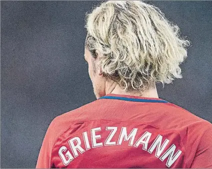  ?? FOTO: PERE PUNTI ?? Antoine Griezmann, delantero del Atlético de Madrid, en el epicentro de una tormenta entre Atlético y FC Barcelona