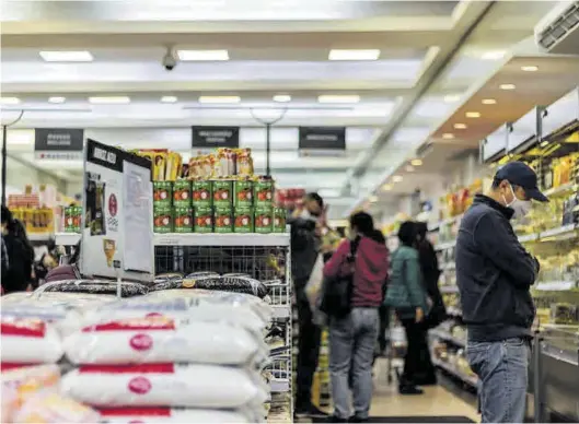  ?? EUROPA PRESS ?? Unos clientes comprando en un supermerca­do, que se ha convertido en un foco de gasto todavía más principal en la pandemia del covid.