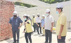  ??  ?? TINJAU: Awang Tengah (kiri) melawat projek Muzium Pembanguna­n Limbang sambil diiringi Superi (empat kiri), Paulus dan Dr Abdul Rahman (dua kanan) semalam.