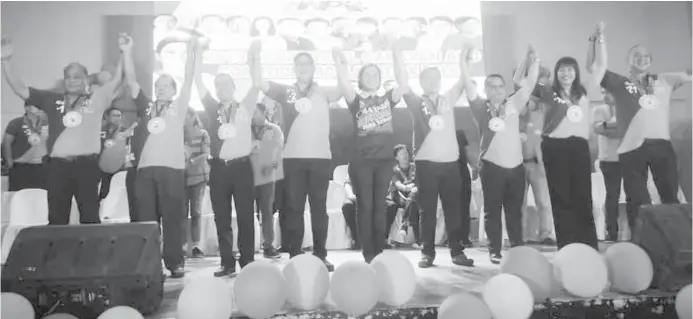  ?? (ALWEN SALIRING) ?? ENDORSEMEN­T. The Padayon Pilipino-Centrist Democratic Party coalition candidates have their hands raised by Davao City Mayor and Presidenti­al daughter Sara Duterte during the Hugpong ng Pagababgo Regional Party's visit in Cagayan de Oro Friday.