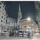  ?? FOTO: DPA ?? Polizisten bewachten nach dem Attentat die Wiener Innenstadt.
