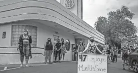  ?? AP ?? Workers gather outside Route 66 Diner in Albuquerqu­e, N.M., on Monday.