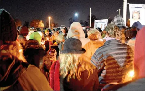  ?? Michael Burchfiel/Siloam Sunday ?? Over 150 people gathered to pray for Carol and RoseMarry Davidson, who have been missing for over a month.