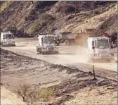  ?? Al Seib
Los Angeles Times ?? SWEEPERS work to clear the mud, rocks and debris that were swept onto Interstate 5 by intense rains in Southern California’s high desert.