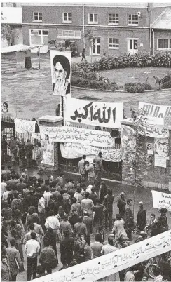  ?? FOTO: DPA ?? Demonstran­ten stehen im November 1979 vor der US-Botschaft in Teheran, wo Studenten Geiseln genommen hatten.