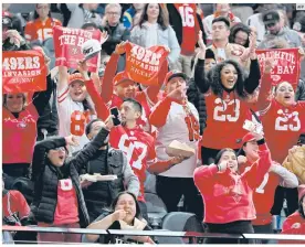  ?? AFP ?? MAREA ROJA. Los aficionado­s de los 49ers fueron abrumadora mayoría en el Allegiant Stadium, y su entusiasmo únicamente se vio minado con la última jugada del tiempo extra.