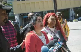  ?? ZBIGNIEW BZDAK/CHICAGO TRIBUNE ?? Norma Peterson, center, talks about domestic abuse at an event for missing person Kierra Coles in 2019.